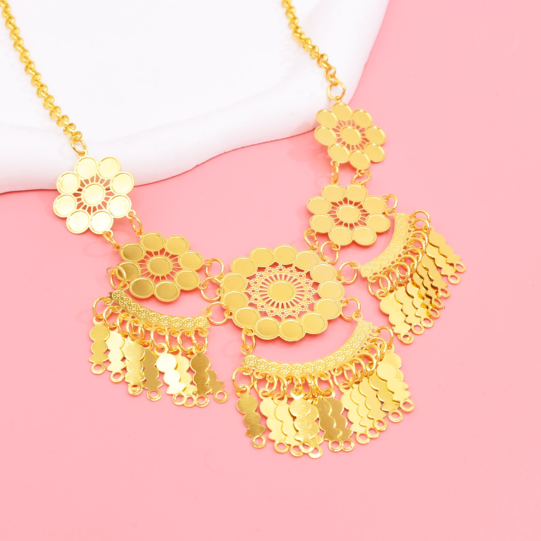 Hollow แกะสลักดอกไม้จี้สร้อยคอ - Ethnic Fashion In Dubai บทวิจารณ์และราคา
