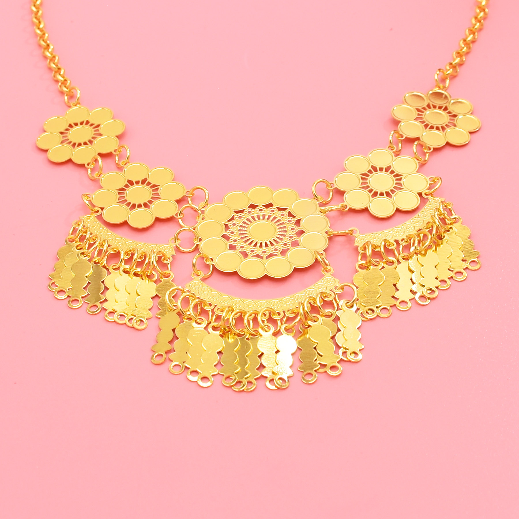 Hollow แกะสลักดอกไม้จี้สร้อยคอ - Ethnic Fashion In Dubai บทวิจารณ์และราคา